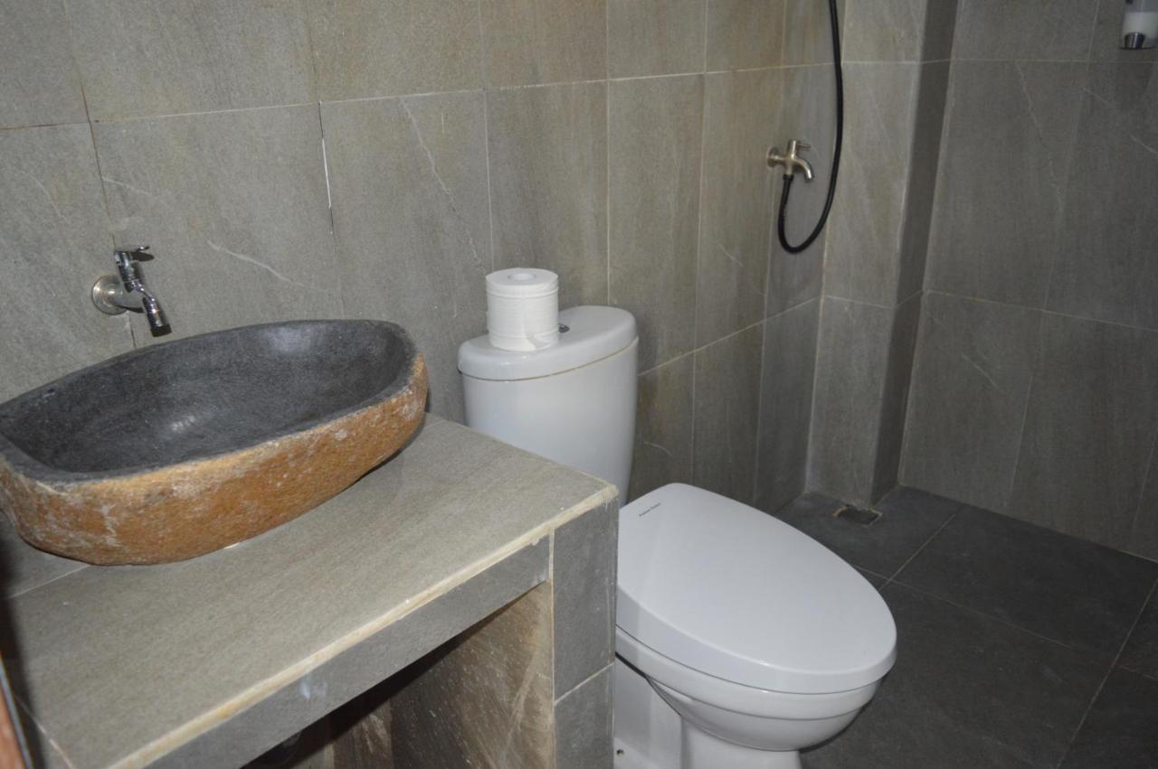 Labuan Bajo Mahoni Guesthouse Ngoại thất bức ảnh