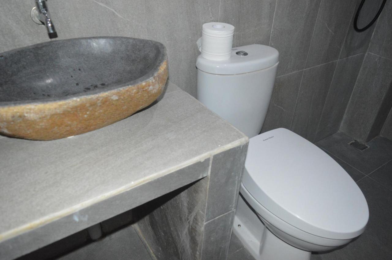 Labuan Bajo Mahoni Guesthouse Ngoại thất bức ảnh