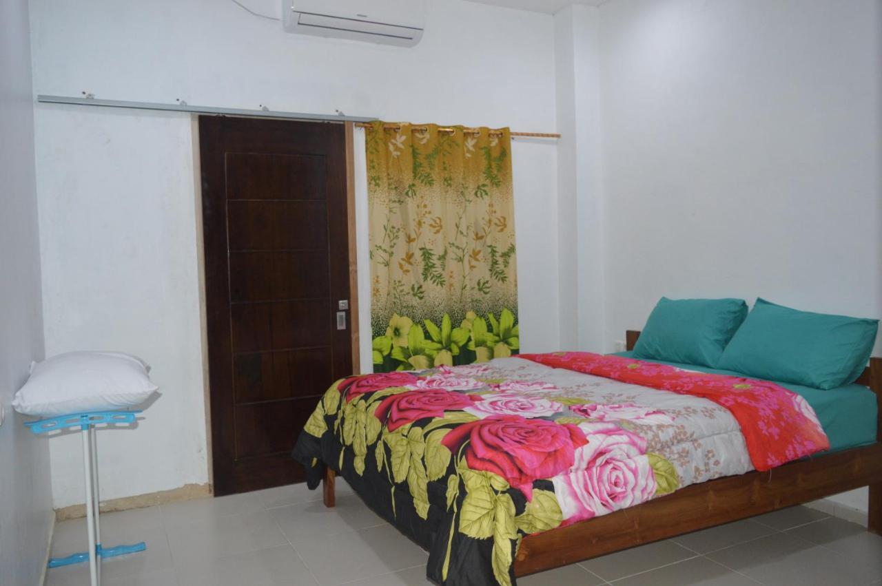 Labuan Bajo Mahoni Guesthouse Ngoại thất bức ảnh