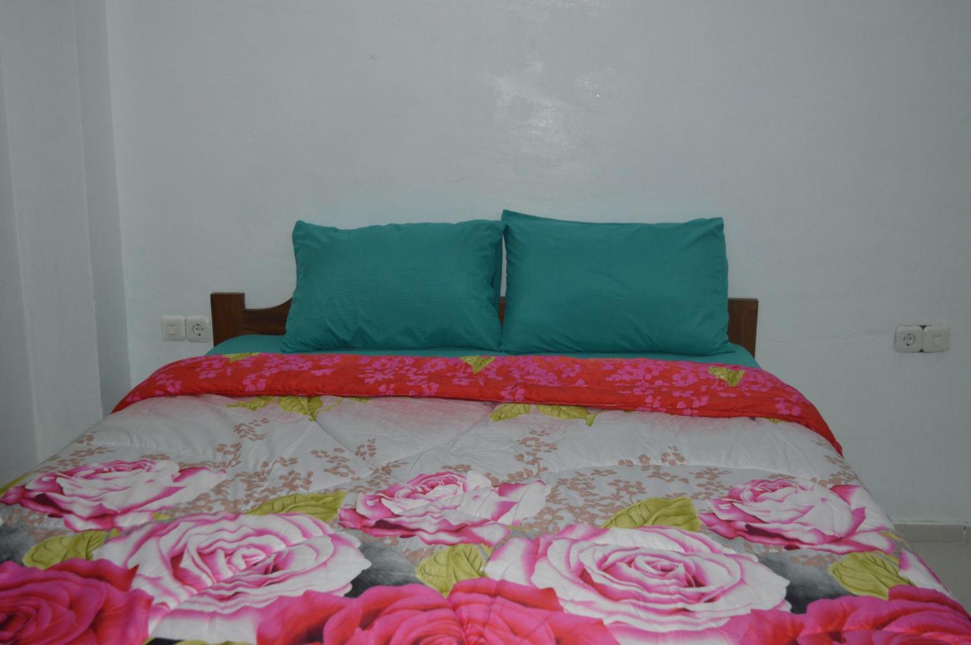 Labuan Bajo Mahoni Guesthouse Ngoại thất bức ảnh