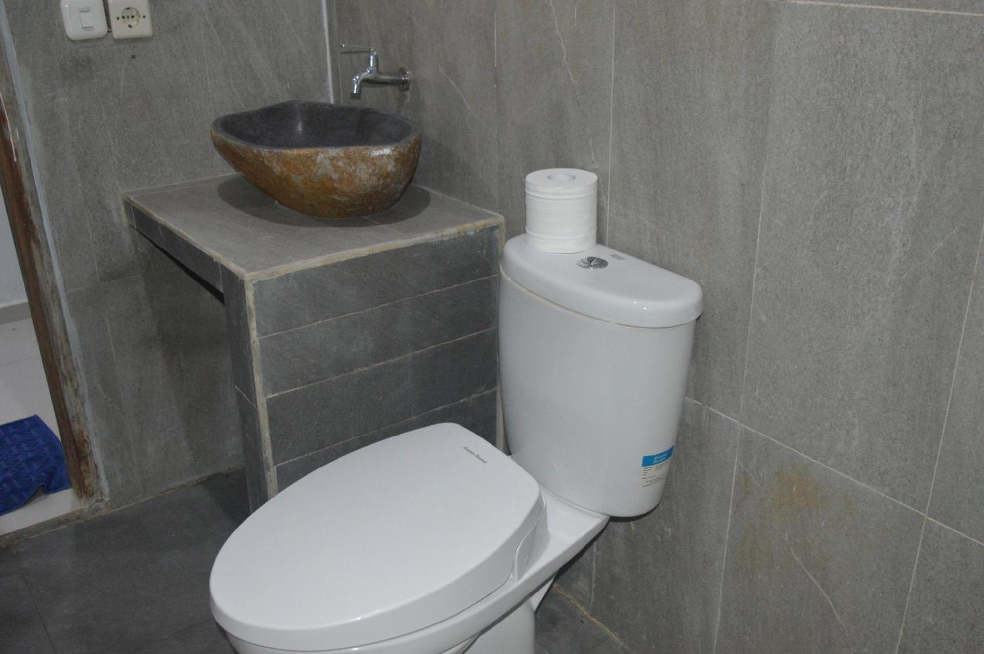 Labuan Bajo Mahoni Guesthouse Ngoại thất bức ảnh